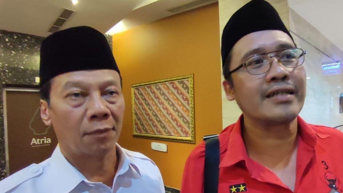 Pasangan calon bupati-wakil bupati Magelang, Grengseng Pamuji (kanan) dan Sahid yang diusung lima parpol saat memberikan keterangan, Rabu (10/7/2024).