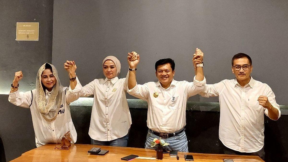 Pasangan dr. Robby Hernawan-Nina Agustin mengumumkan keunggulannya dalam Pilkada Salatiga, Rabu (27/11/2024).