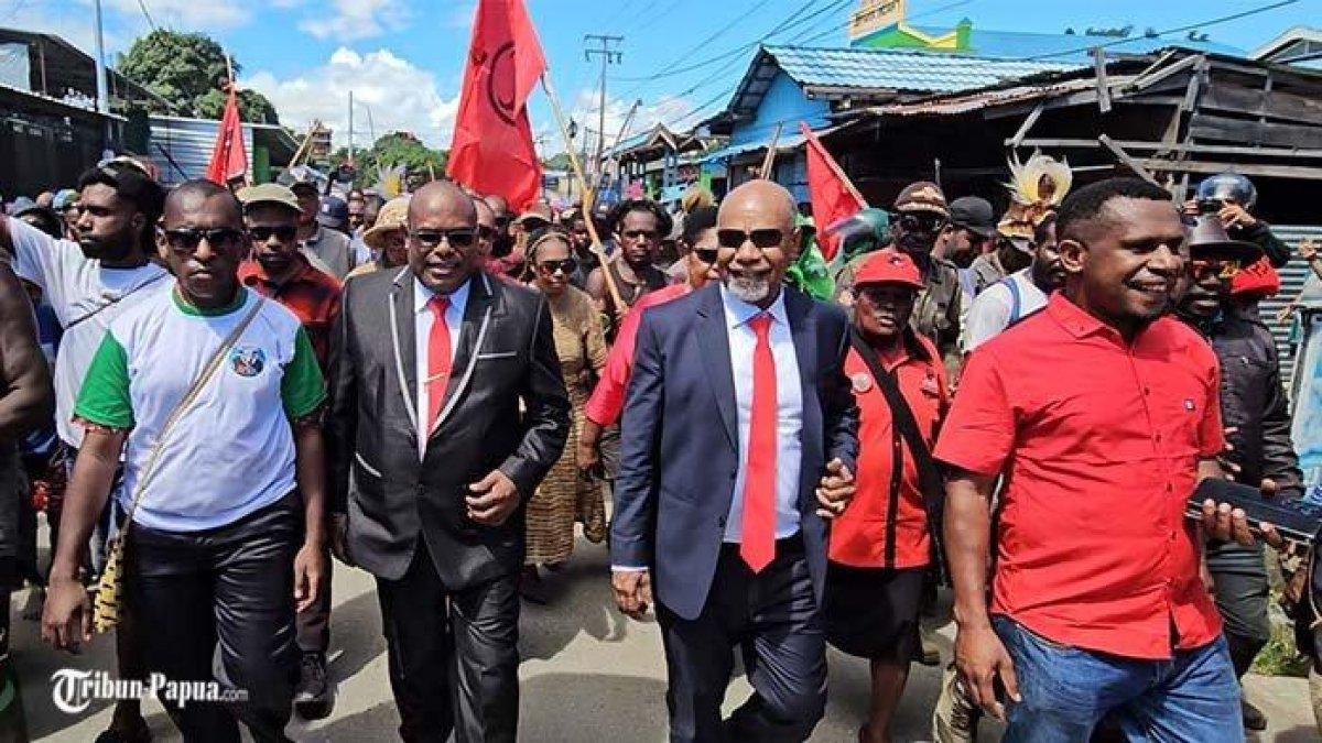 GUBERNUR PAPUA TENGAH - Pasangan gubernur dan calon wakil gubernur Papua Tengah, Meki Nawipa dan Deinas Geley (MeGe) diunduh dari dokumen Tribun Papua (14/3/2025). Meki Nawipa merupakan pemenang Pilkada Papua Tengah 2024.