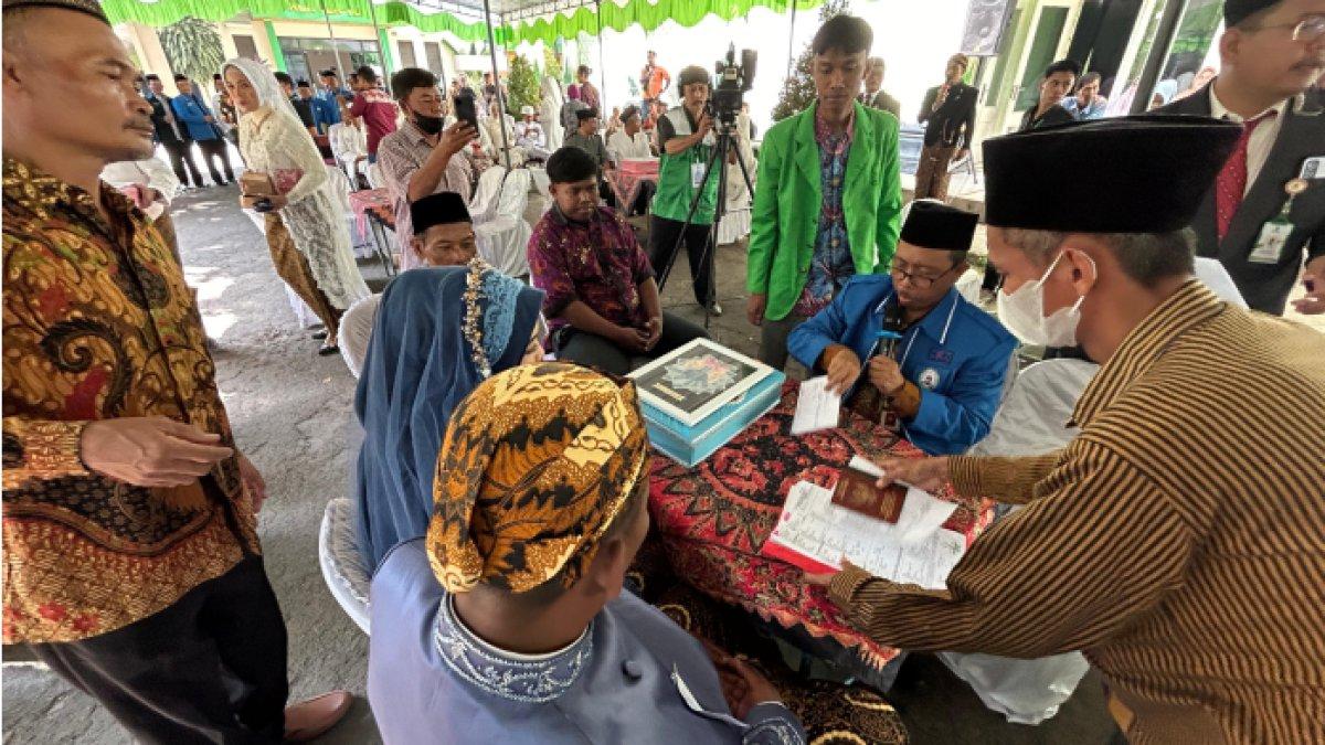 Pasangan pengantin mengikuti program Baznas Klaten Mantu di Masjid Raya Klaten, Kamis (5/9/2024).
