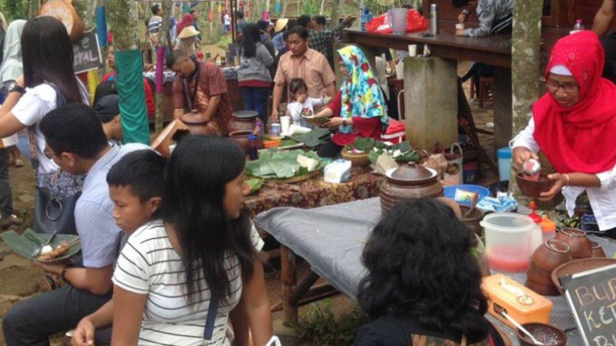 WISATA SERU - Potret Pasar Karetan Minggu (28/1/2018). Pasar Karetan berada di Kabupaten Kendal, Jawa Tengah.