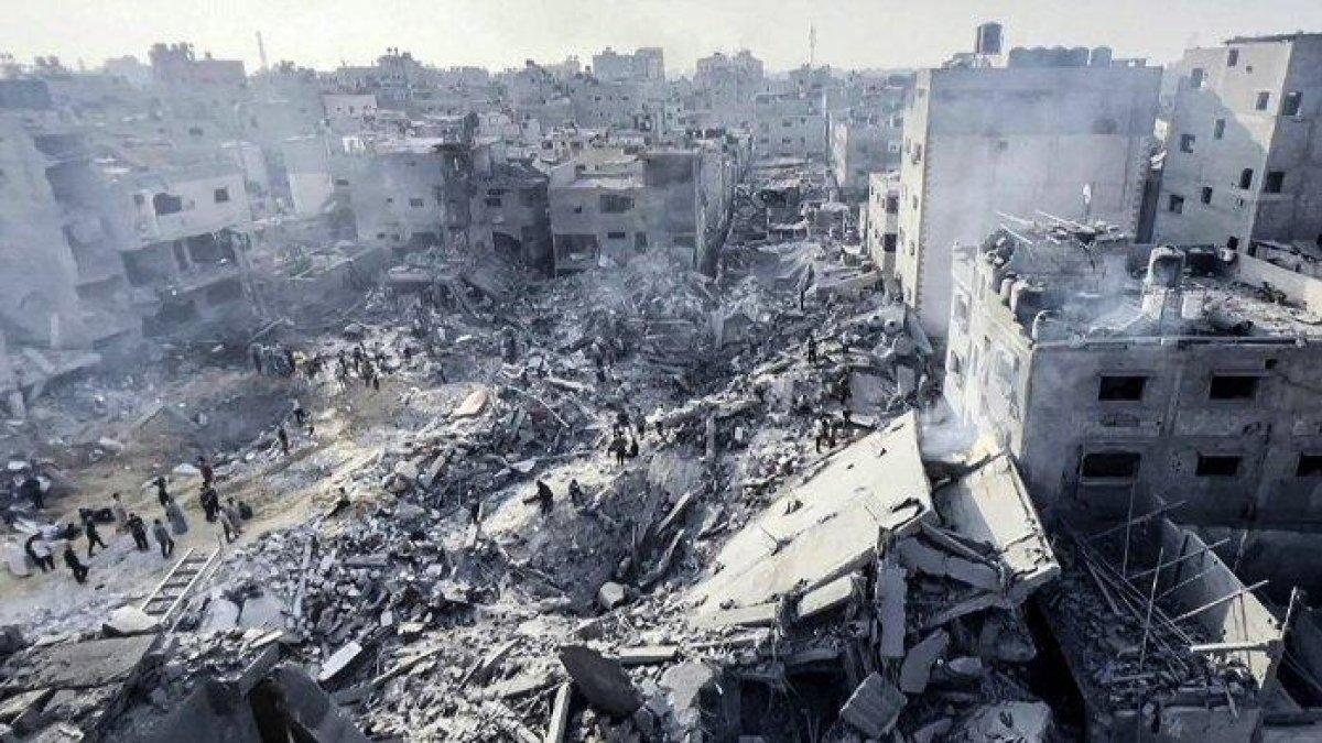 Pengambilan gambar yang diambil dari rekaman video AFPTV ini menunjukkan warga Palestina memeriksa kehancuran pasca serangan Israel di kamp pengungsi Jabalia di Jalur Gaza, pada 1 November 2023,