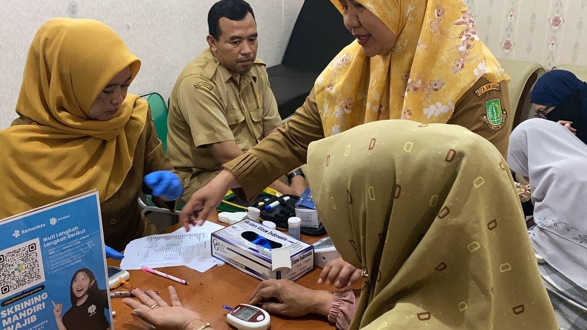 CEK KESEHATAN GRATIS - Pasien yang tengah melakukan Cek Kesehatan Gratis (CKG) di Puskesmas Selabatu Kota Sukabumi, Senin (10/2/2025). Cara cek kesehatan gratis yang digagas pemerintahan Presiden Prabowo.