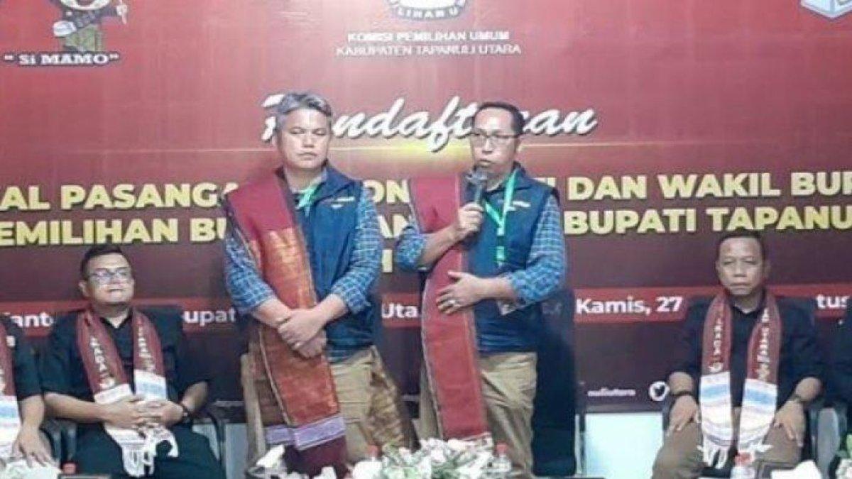 PROFIL BUPATI TAPUT - Paslon Jonius Taripar Parsaoran Hutabarat (kanan) dan Deni Lumbantoruan (kiri) mendaftar ke KPUD Taput pada Rabu (28/8/2024). Berikut ini adalah profil dan rekam jejak Bupati Terpilih Tapanuli Utara 2024, Jonius Taripar Parsaoran Hutabarat.