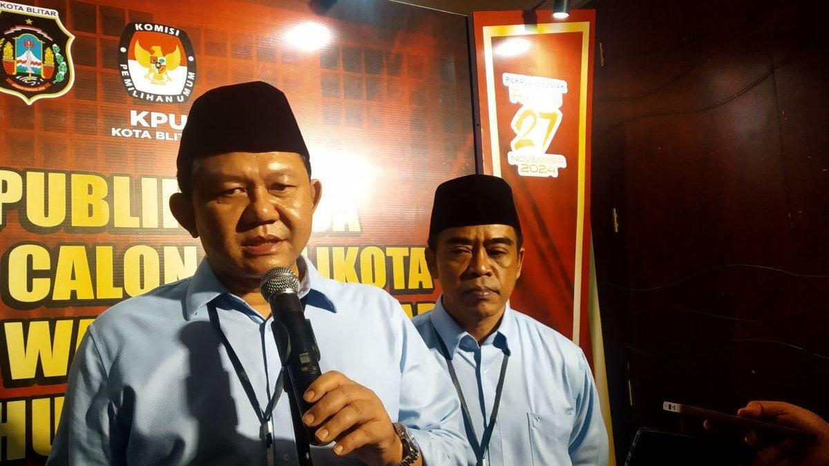 Paslon nomor urut 1 Bambang Rianto-Bayu Setyo Kuncoro menjawab pertanyaan wartawan usai debat publik Pilkada Kota Blitar, Rabu (30/10/2024).