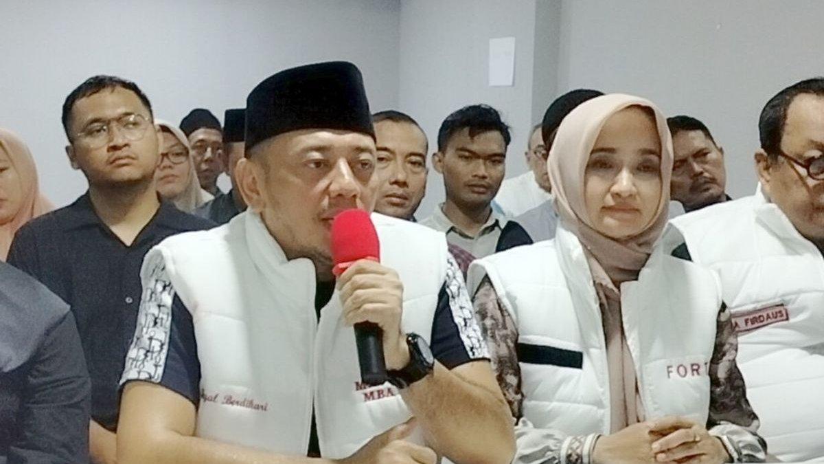Paslon nomor urut 2 di Pilkada Kota Tegal, Jawa Tengah, Dedy Yon Supriyono- Tazkiyatul Mutmainah menggelar konferensi pers hasil hitung cepat di Posko Kemenangan di Dj Inn Kota Tegal, Kamis (28/11/2024).