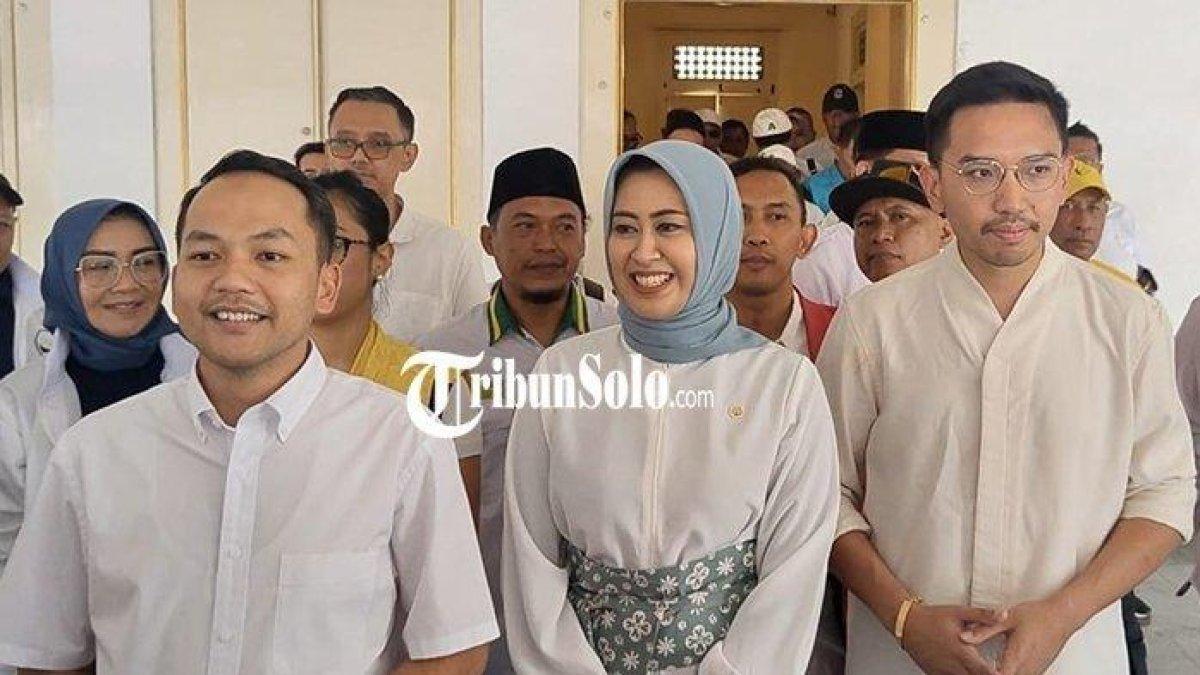 Paslon yang diusung Koalisi Indonesia Maju (KIM) Plus, Respati Achmad Ardianto (kiri) dan Astrid Widayani (tengah), mendaftarkan diri ke kantor KPU Solo sebagai calon wali kota dan wakil wali kota (Cawali-Cawawali) untuk Pilkada Solo Jateng 2024, Kamis (29/8/2024).