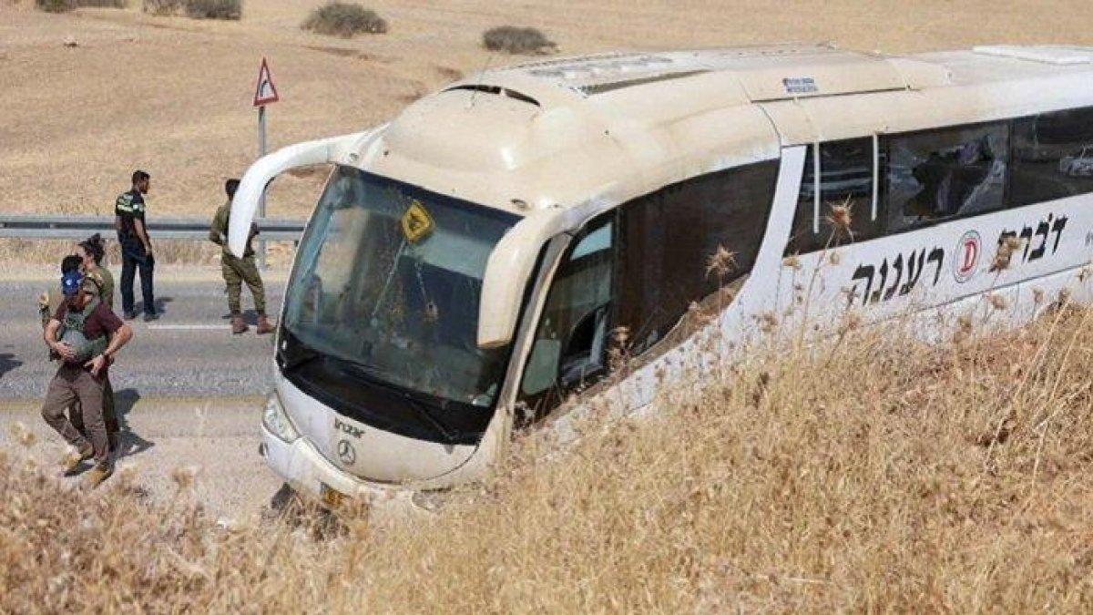 Pasukan Israel menjaga bus pengangkut tawanan perang di Jerusalem Timur, Minggu (4/9/2022).
