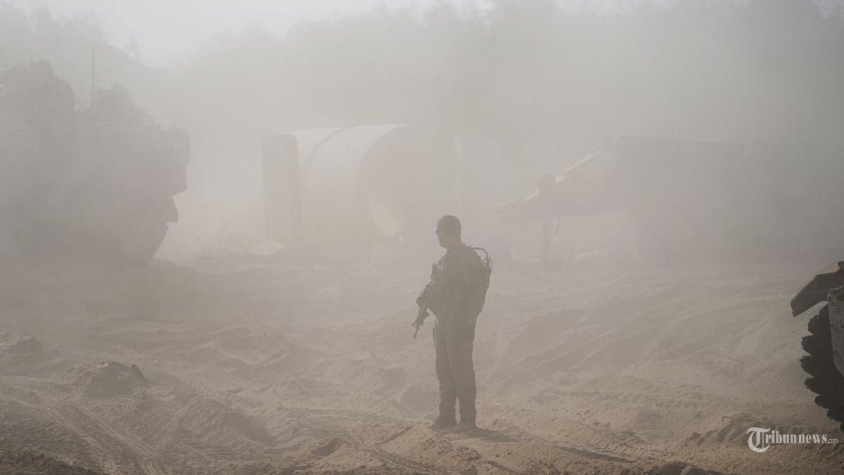 AP/Ohad Zwigenberg
Pasukan tentara Israel terlihat di perbatasan Israel-Gaza selama operasi darat di Jalur Gaza, Rabu, 8 November 2023. Pasukan darat Israel memasuki Jalur Gaza saat mereka melanjutkan perang melawan militan Hamas sebagai pembalasan atas tindakan kelompok tersebut. serangan 7 Oktober yang belum pernah terjadi sebelumnya terhadap Israel.