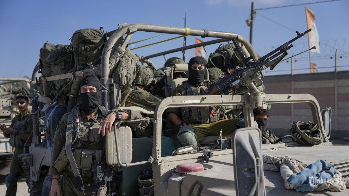 Pasukan tentara Israel terlihat di perbatasan Israel-Gaza selama operasi darat di Jalur Gaza, Rabu, 8 November 2023.