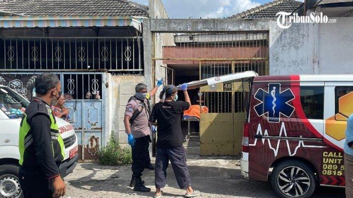 PASUTRI SUKOHARJO TEWAS - Sepasang suami-isteri ditemukan meninggal dunia di dalam rumah dalam kondisi membusuk di Desa Cemani, Rt 007 Rw 014, Kecamatan Grogol, Kabupaten Sukoharjo pada Sabtu (24/5/2025). Penemuan mayat sepasang suami-Isteri tersebut bermula dari kecurigaan tetangga, karena Basuki dan Erna tak pernah keluar rumah berapa pekan terakhir.