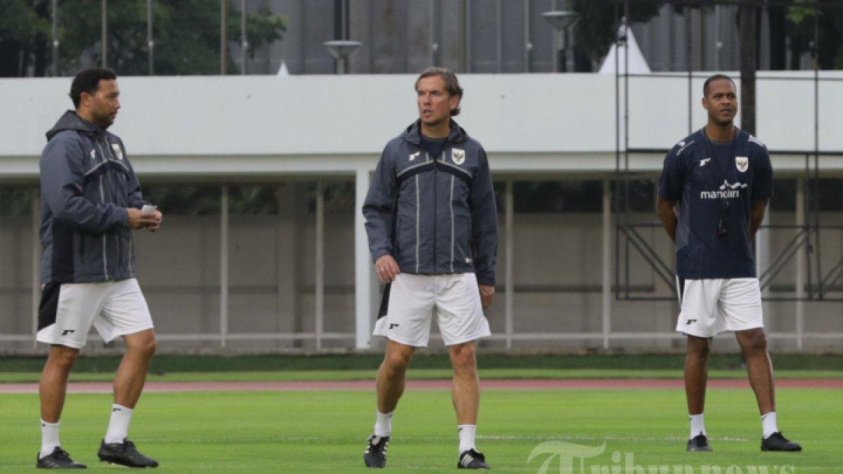 LATIHAN TIMNAS - Pelatih Timnas Indonesia Patrick Kluivert bersama Asisten Pelatih Alex Pastoor dan Denny Landzaat memimpin sesi latihan di Stadion Madya, Kompleks Gelora Bung Karno, Senayan, Jakarta, Sabtu (22/3/2025). Latihan tersebut untuk persiapan menghadapi Bahrain pada pertandingan Kualifikasi Piala Dunia 2026 Zona Asia.
