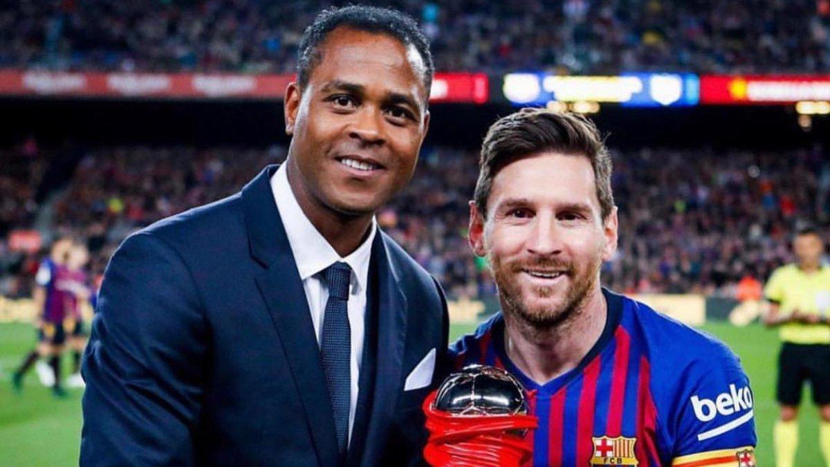 Patrick Kluivert saat bersama dengan Lionel Messi.