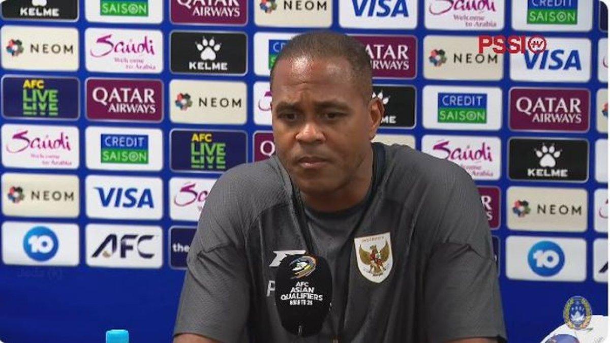 PELATIH TIMNAS - Patrick Kluivert saat konferensi pers jelang laga Australia Vs Timnas Indonesia di Sydney Football Stadium pada Rabu (19/3/2025). Timnas Indonesia kalah 5-1.