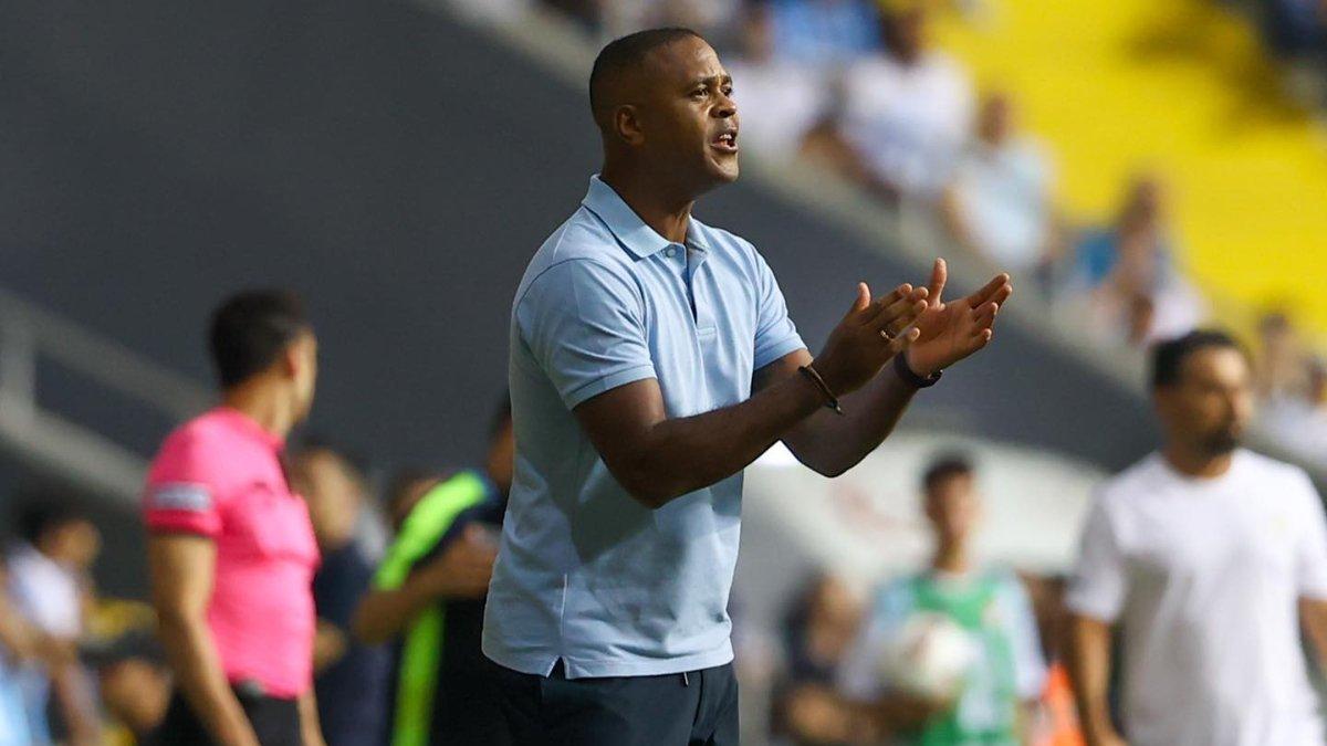 Patrick Kluivert saat melatih sebuah tim.