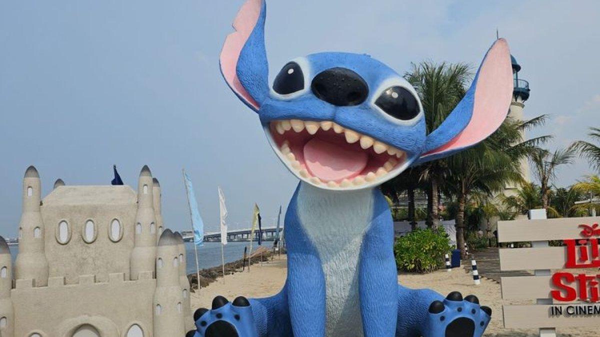AKTIVITAS JAKARTA: Patung raksasa Stitch setinggi 6 meter di Land's End PIK 2. Instalasi Stitch Summer Invasion ini berlangsung pada 15 Mei 2025 hingga 30 Juni 2025