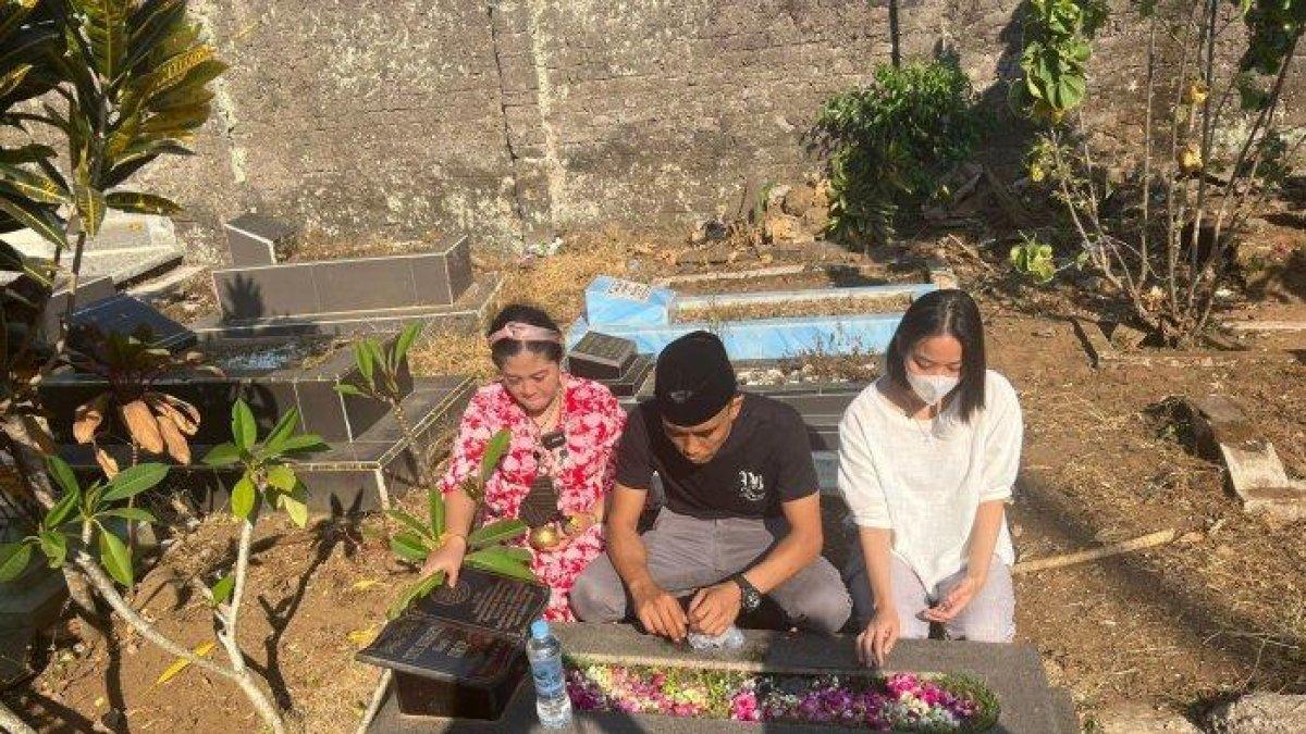 Pawang hujan Rara Istiati Wulandari atau Mbak Rara kunjungi makam Tuti dan Amalia, korban pembunuhan Subang.