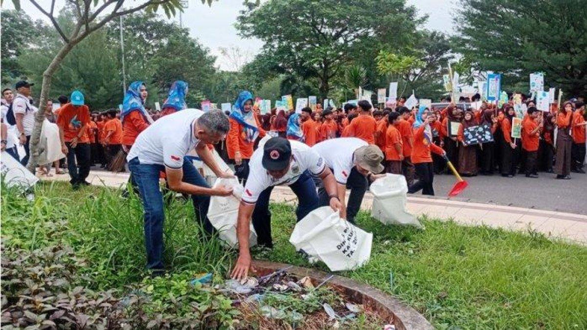 PROGRAM BUPATI KUDUS - Pejabat Pemkab Kudus ikut serta dalam aksi memungut sampah di kawasan Taman Balaijagong Kudus, Jumat (13/6/2025). Selain aksi itu, Bupati Samani Intakoris juga meminta warga setiap hari untuk bisa memungut sampah minimal dua kilogram.