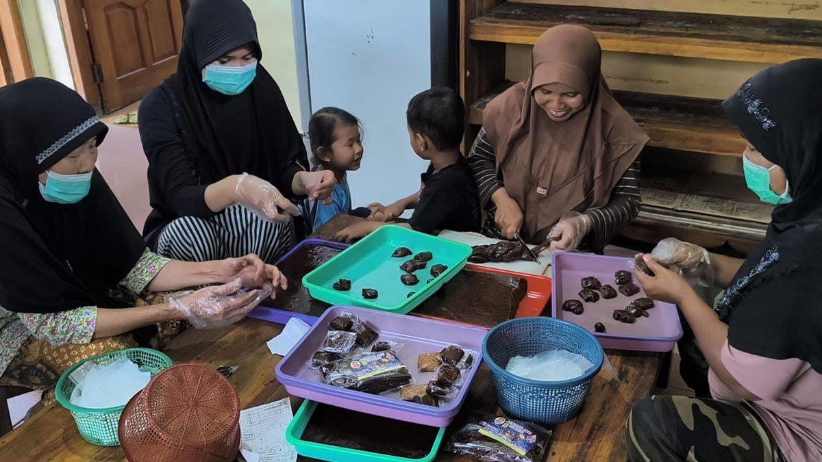OLEH-OLEH KLATEN: Para pekerja yang mayoritas ibu-ibu sedang memproduksi Jenang Ayu Bu Sono yang menjadi oleh-oleh khas asal Klaten. Foto diambil pada Rabu (29/1/2025).