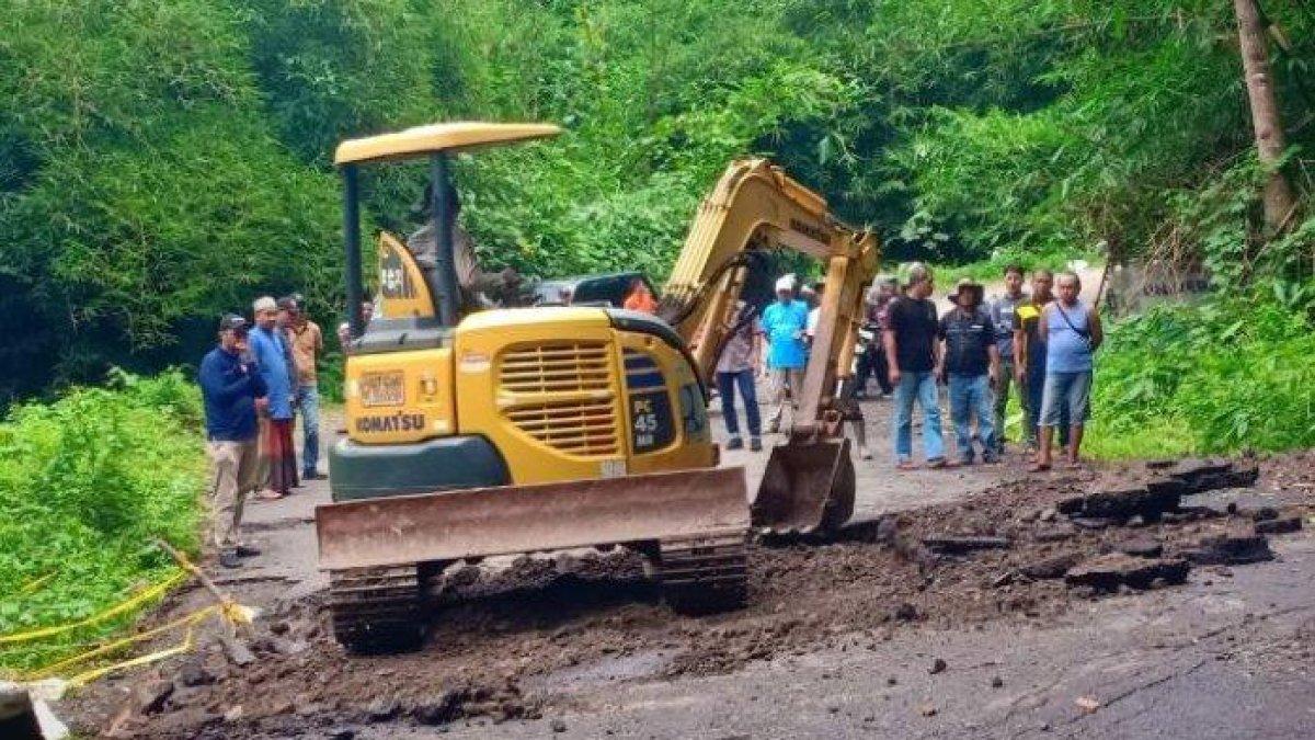 100 HARI KERJA - Pekerja sedang memperbaiki jalan ambles yang menghubungkan Kecamatan Cimaragas dan Cidolog sehingga menghambat mobilitas masyarakat termasuk pemudik, Jumat (4/4/2025).