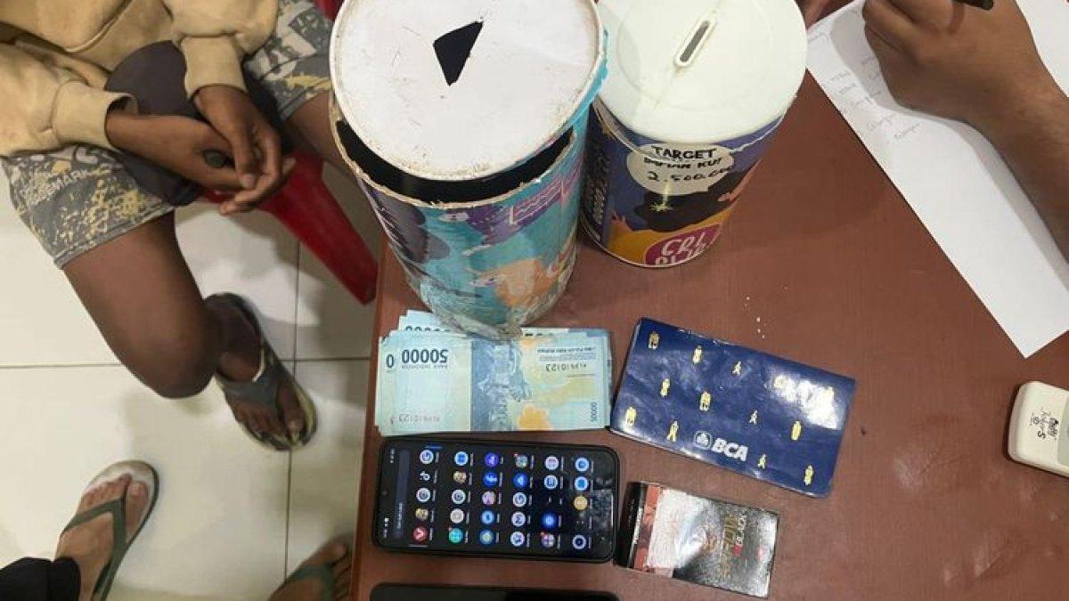 Sejumlah barang bukti yang diamankan dari seorang pelajar 16 tahun di Pulau Sebatik Nunukan Kaltara yang nekat membobol toko kelontong demi judi slot online.
