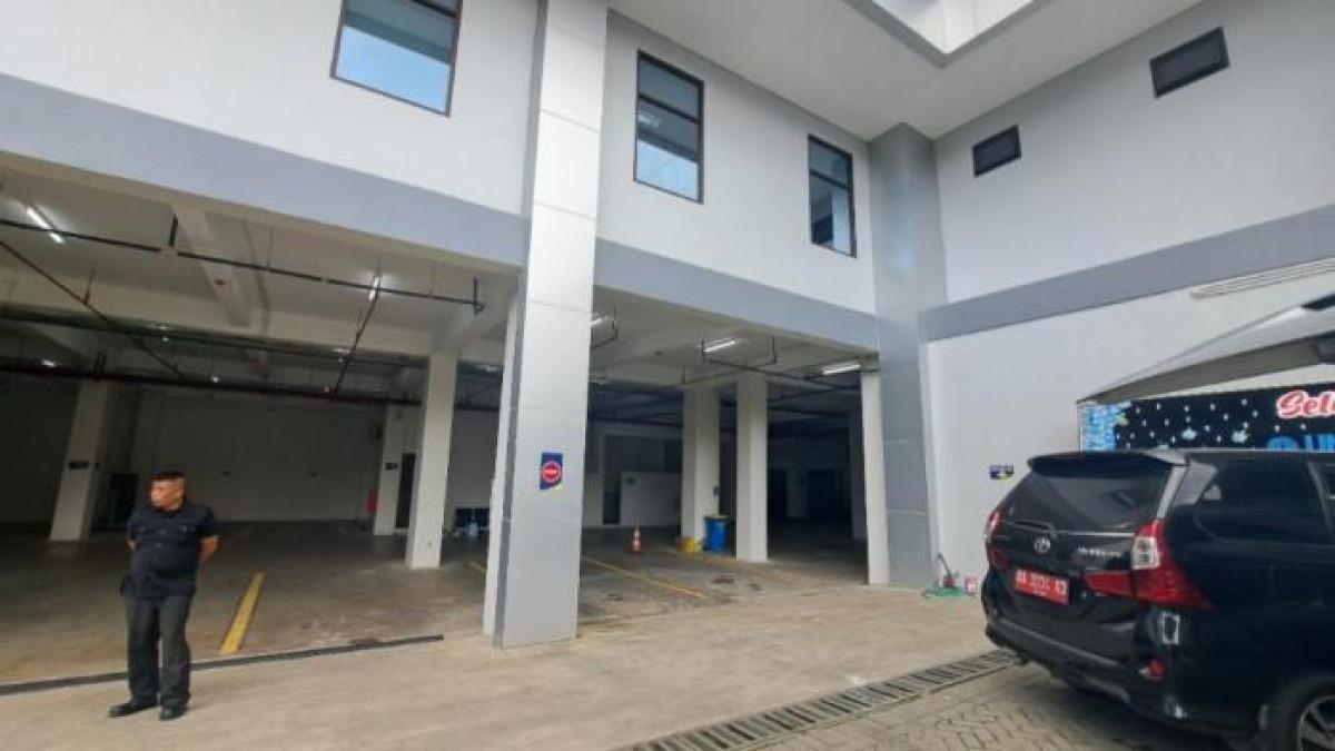 SISWI TEWAS TERJATUH - Pelajar SMK tewas terjatuh dari lantai 4 gedung baru Universitas Terbuka (UT) Purwokerto, dugaan penyebabnya terkuak.