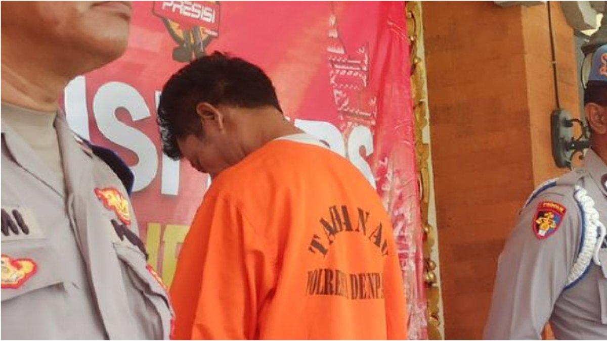 LUJ (41), tersangka penganiayaan saat dihadirkan dalam konferensi pers di Mapolresta Denpasar, Sabtu (20/1/2024). LUJ ditangkap polisi usai menganiaya seorang pengendara sepeda motor karena tidak terima ditegur merokok sambil berkendara.
