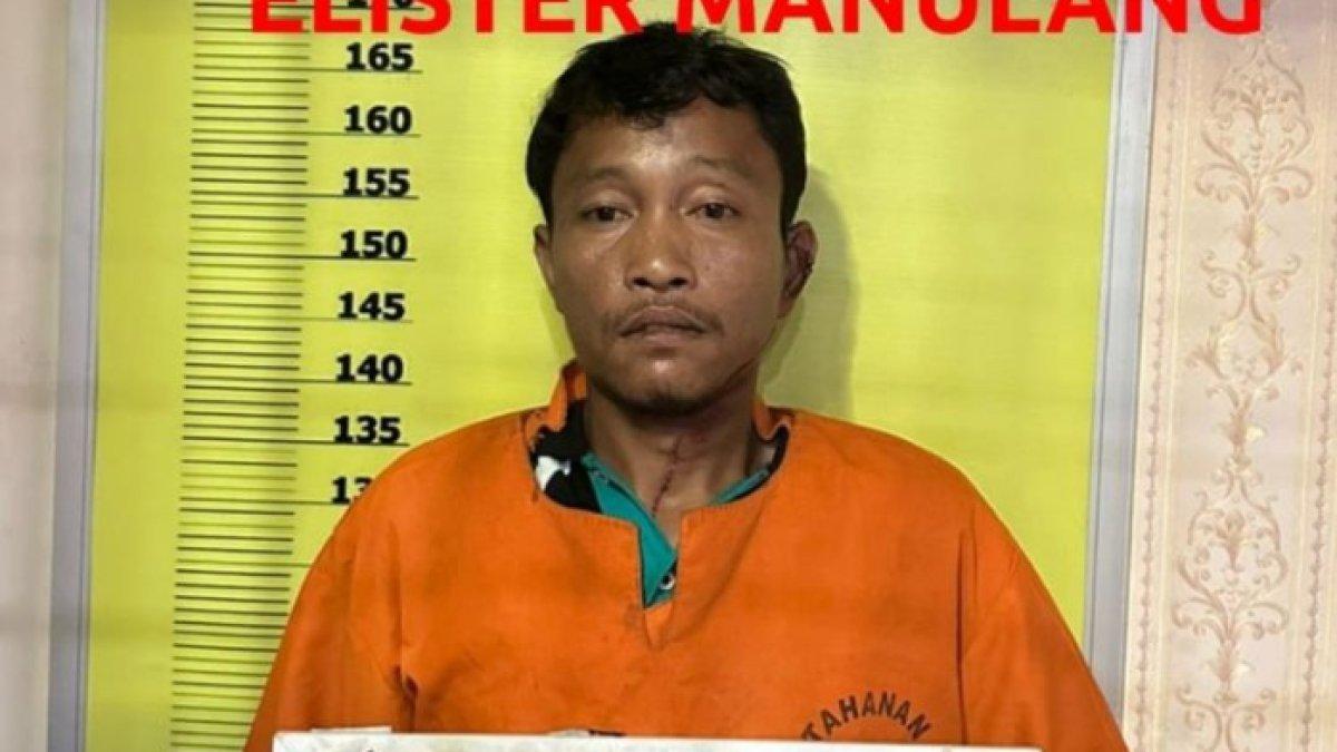 Pelaku perampokan, Elister Manullang saat diamankan di Mapolres Rohil, Riau.