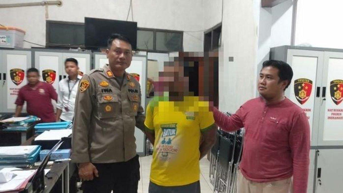 Pelaku saat diamankan polisi usai bacok kakak kandung perempuannya di pinggir jalan Desa Kerticala, Kecamatan Tukdana, Kabupaten Indramayu, Senin (23/10/2023).