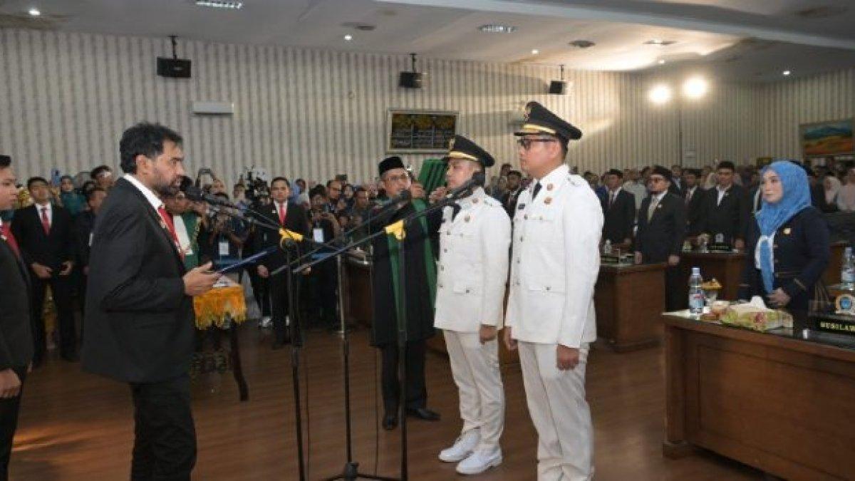 PELANTIKAN BUPATI - Gubernur Aceh Muzakir Manaf, saat mengambil sumpah jabatan dan melantik Jeffry Sentana S Putra, SE, sebagai Wali Kota Langsa dan M. Haikal Alfisyahrin, ST, sebagai Wakil Wali Kota Langsa, periode 2025-2030, pada Rapat Paripurna DPRK Langsa.