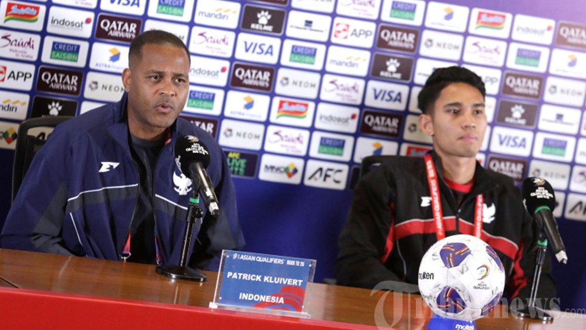 SIAP HADAPI BAHRAIN - Pelatih Timnas Indonesia Patrick Kluivert bersama Pemain Timnas Indonesia Marselino Ferdinan memberikan keterangan saat konferensi pers jelang pertandingan Timnas Indonesia melawan Bahrain dalam babak kualifikasi Piala Dunia 2026 Zona Asia di Stadion Utama Gelora Bung Karno, Senayan, Jakarta, Senin (24/3/2025).