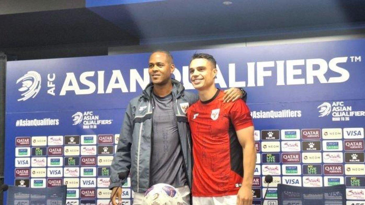INDONESIA VS JEPANG - Pelatih Timnas Indonesia, Patrick Kluivert bersama dengan Joey Pelupessy foto bersama setelah melakukan sesi pre match press conference kontra Jepang di Media Center Stadion Suita, Osaka, Jepang, Senin (9/6/2025). Pelatih Timnas Indonesia Patrick Kluivert saat memberikan pernyataan soal susunan pemain jelang laga kontra Jepang di Stadion Suita, Osaka, Senin (9/6/2025).