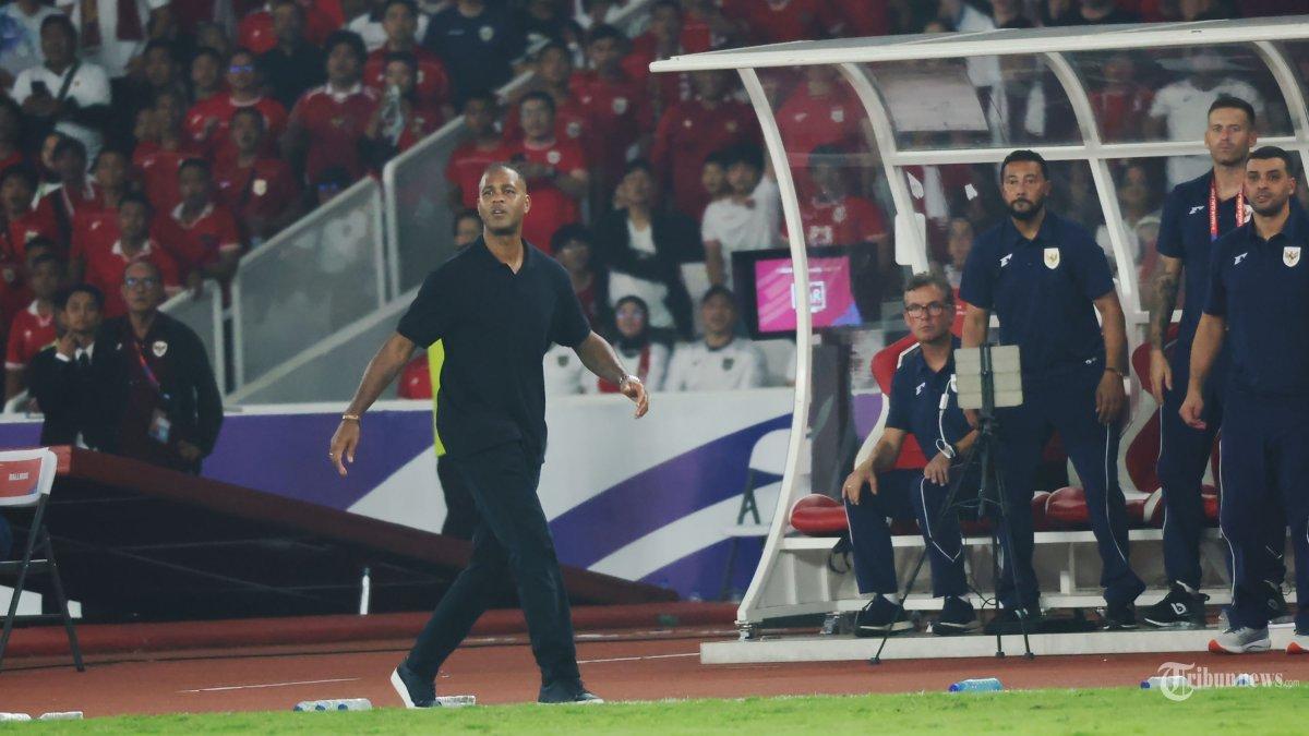 KUALIFIKASI PIALA DUNIA - Pelatih Timnas Indonesia Patrick Kluivert (kiri) memperhatikan pemainnya saat melawan Timnas China pada Kualifikasi Piala Dunia 2026 zona Asia di Stadion Gelora Bung Karno (GBK) Jakarta, Kamis (5/6/2025). Indonesia berhasil memenangkan pertandingan dengan skor tipis 1-0 melawan China. Di foto menggunakan kamera Canon EOS R1 dan lensa RF 100-500mm.