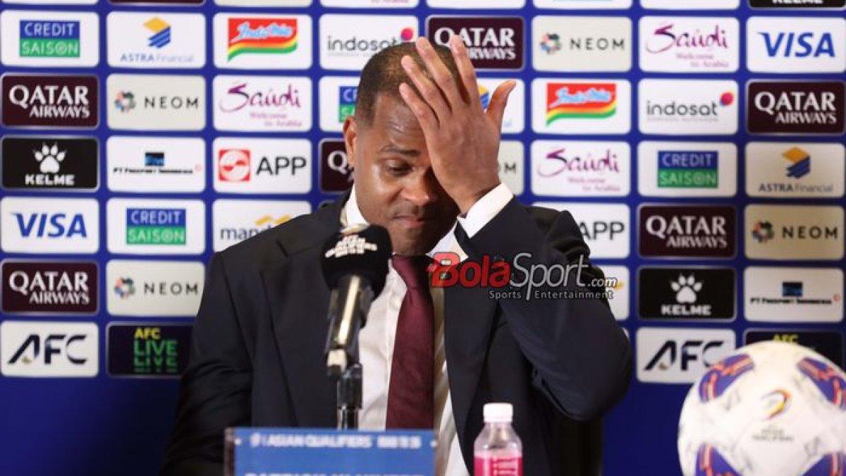 PELATIH PATRICK - Pelatih Timnas Indonesia, Patrick Kluivert, sempat memegangi kepala saat sedang memberikan keterangan kepada awak media di Media Center Stadion Utama Gelora Bung Karno, Senayan, Jakarta, Selasa (25/3/2025).