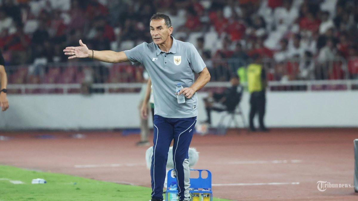 PIALA AFF U23 - Pelatih Timnas U-23 Indonesia, Gerald Vanenburg memberikan intruksi kepada pemainnya saat melawan Timnas Thailand pada semifinal Piala AFF U-23 di Stadion Utama Gelora Bung Karno (SUGBK), Jakarta, Jumat (25/7/2025).