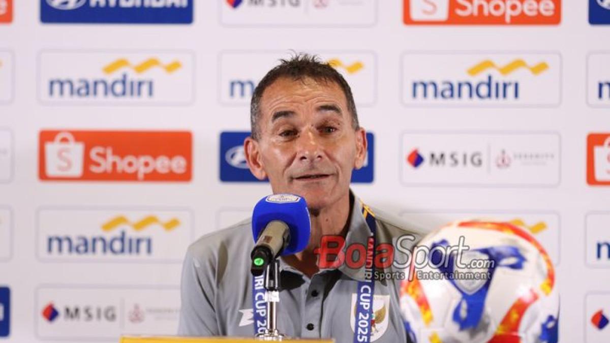 PElATIH TIMNAS - Pelatih Timnas U-23 Indonesia, Gerald Vanenburg, sedang memberikan keterangan kepada awak media di Media Center Stadion Utama Gelora Bung Karno, Senayan, Jakarta, Selasa (15/7/2025).