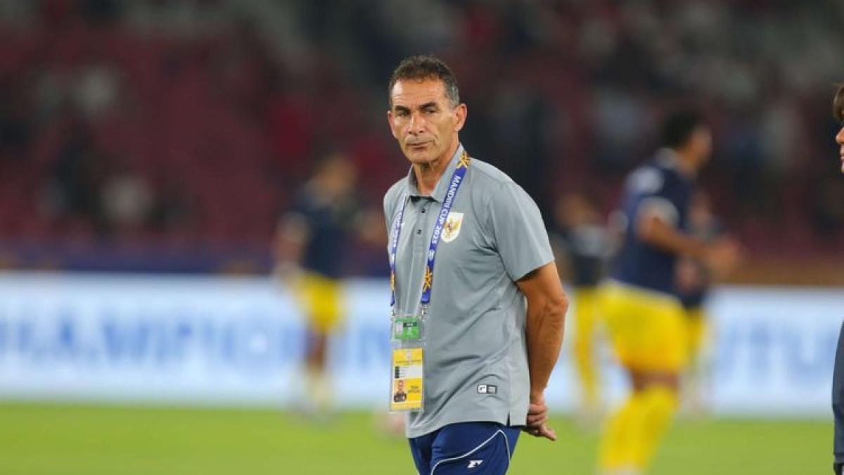 SOSOK PELATIH - Pelatih Timnas U23 Indonesia Gerald Vanenburg mengamati permainan anak asuhnya saat laga Indonesia vs Malaysia di ajang ASEAN U23 Championship 2025 atau Piala AFF U23 2025 di Gelora Bung Karno, Jakarta, Senin (21/7/2025).