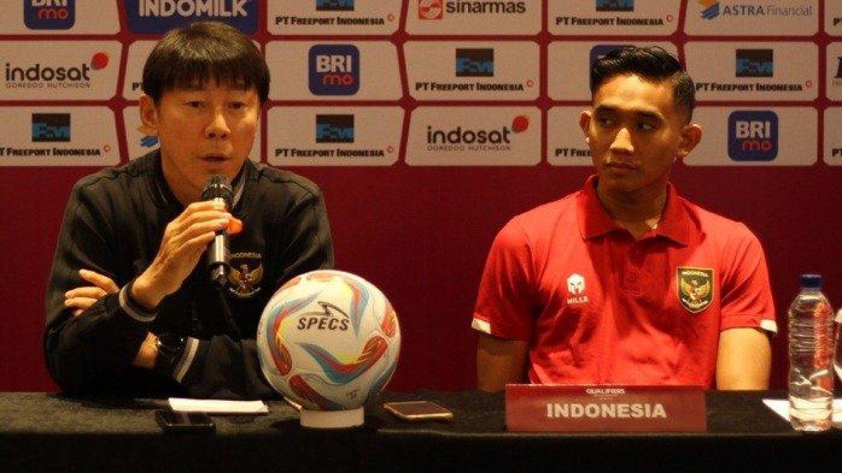 Pelatih Timnas U23 Indonesia, Shin Tae-yong (kiri) bersama Rizky Ridho saat konferensi pers kualifikasi Piala Asia U23 di Swiss-Belhotel, Solo, Selasa (5/9/2023) siang.