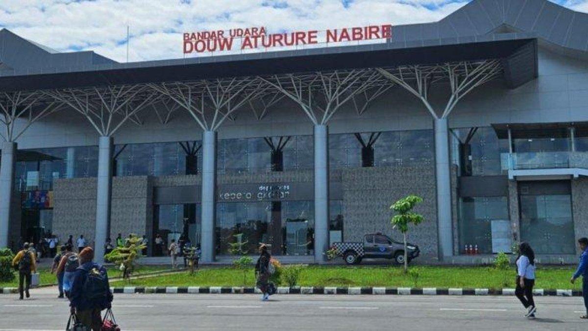 TRANSPORTASI PAPUA TENGAH - Pelebaran landasan pacu Bandara Douw Aturure Nabire di Distrik Wanggar.