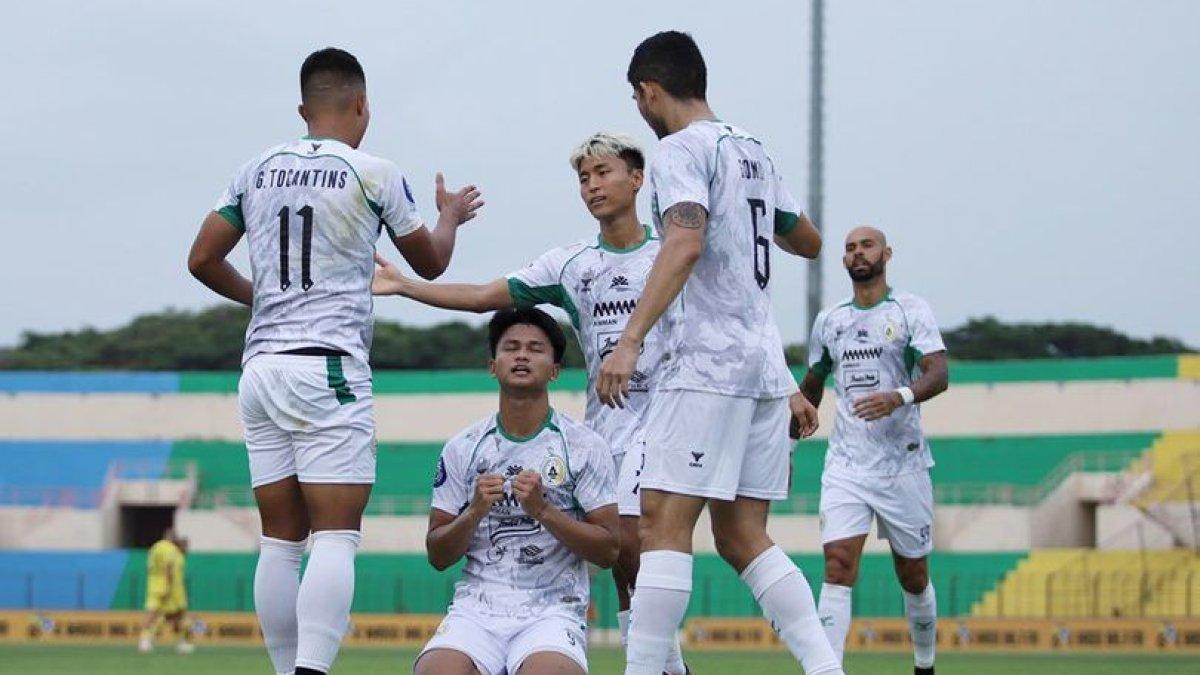 Pemain PSS Sleman merayakan gol Hokky Caraka pada laga BRI Liga 1 2024/2025.