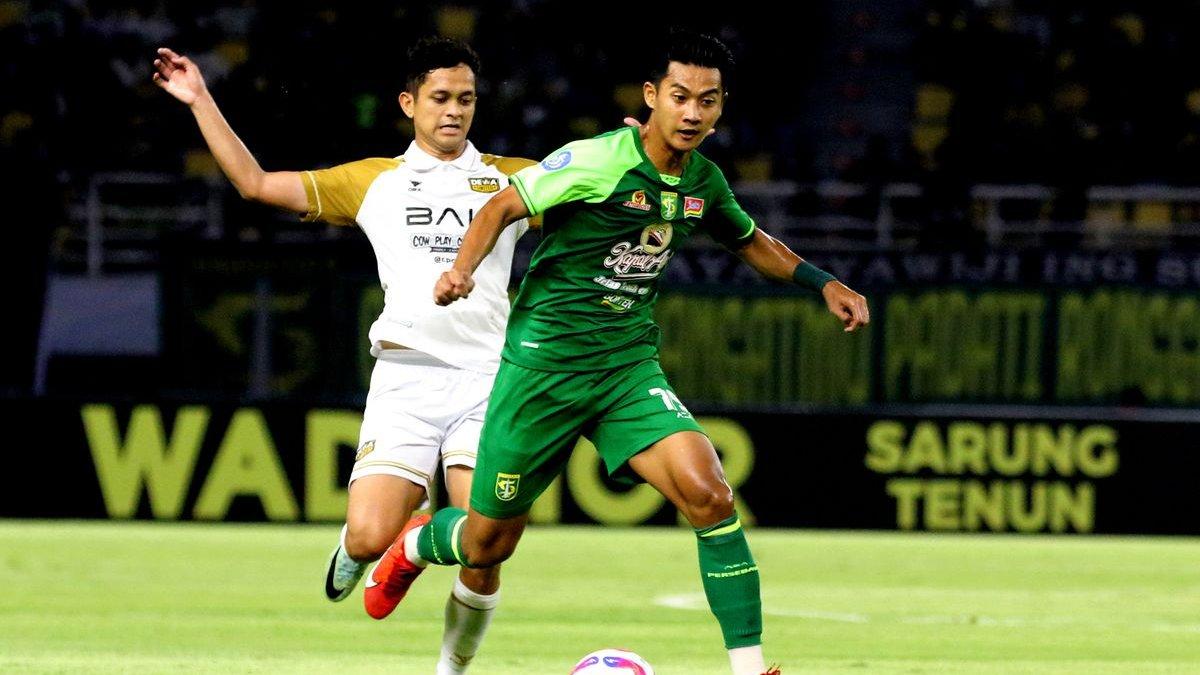 Pemain Persebaya Surabaya Malik Risaldi menggiring bola melewati pemain Dewa United saat laga pekan ke-7 Liga 1 2024-2025 yang berakhir dengan skor 0-0 di Stadion Gelora Bung Tomo Surabaya, Jumat (27/9/2024) malam.