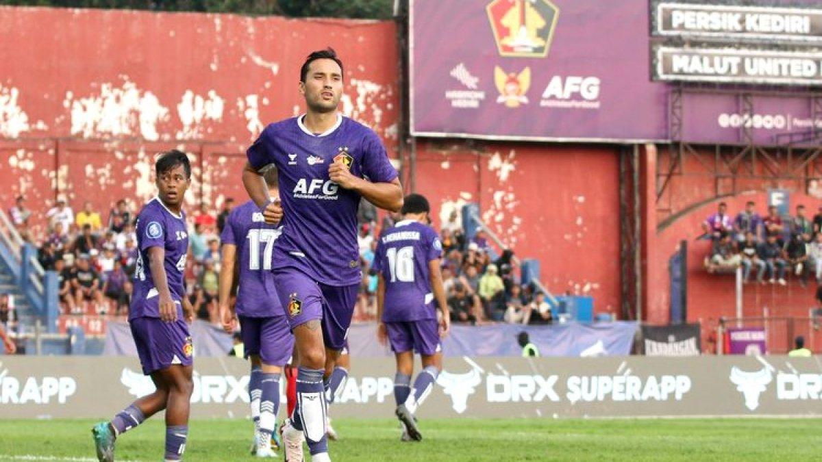 Pemain Persik Kediri Ezra Walian saat laga pekan ketiga Liga 1 2024-2025 melawan Malut United yang berakhir dengan skor 0-0 di Stadion Brawijaya Kediri, Minggu (25/8/2024) sore.
