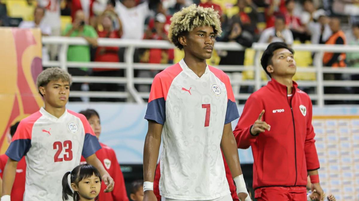 PROFIL PEMAIN BOLA - Pemain Timnas Filipina nomor punggung 7, Otu Bisong Banatao bersama rekan setimnya.
