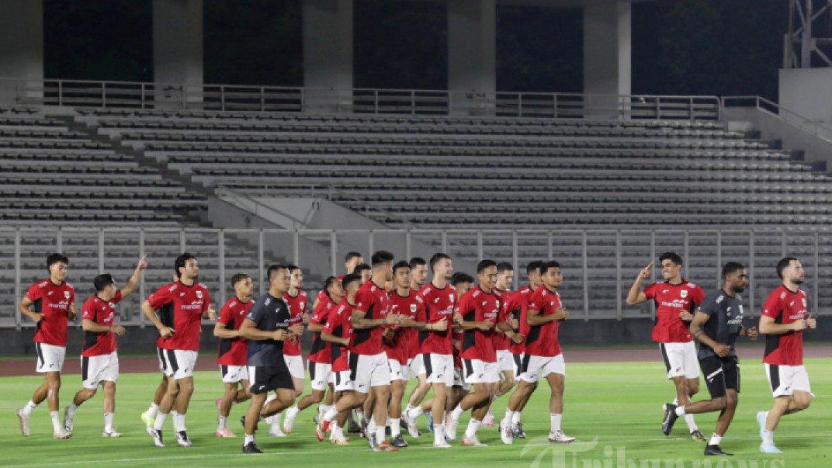LATIHAN TIMNAS - Sejumlah pesepak bola Timnas Indonesia melakukan sesi latihan di Stadion Madya, Kompleks Gelora Bung Karno, Senayan, Jakarta, Senin (2/6/2025). Latihan tersebut untuk persiapan menghadapi China pada pertandingan Kualifikasi Piala Dunia 2026 Zona Asia.