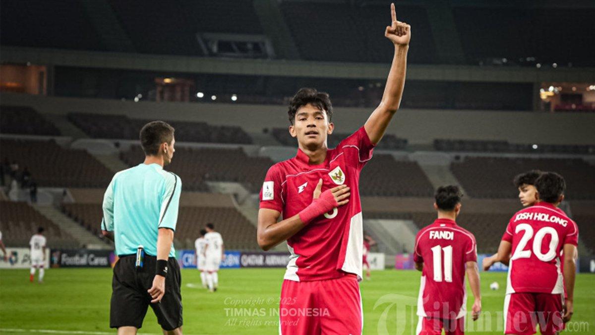 LOLOS PIALA DUNIA - Pesepak bola Timnas U-17 Indonesia, Evandra Florasta selebrasi saat melawan Timnas U-17 Yaman pada pertandingan kedua Grup C Piala Asia U-17 di Stadion Prince Abdullah Al-Faisal, Jeddah, Senin (7/4/2025) malam WIB. Timnas U-17 Indonesia berhasil menggulung Yaman dengan skor 4-1 sehingga lolos ke Piala Dunia U-17 2025.