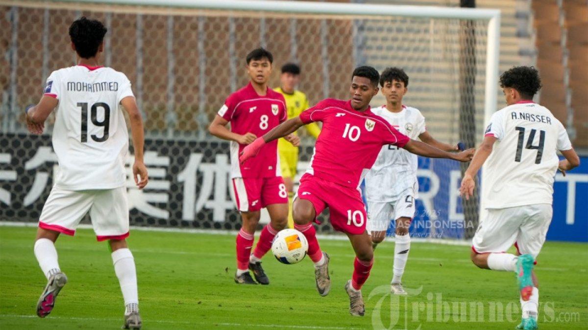 LOLOS PIALA DUNIA - Pesepak bola Timnas U-17 Indonesia Fadly Alberto (tiga kanan) menguasai bola saat melawan Timnas U-17 Yaman pada pertandingan kedua Grup C Piala Asia U-17 di Stadion Prince Abdullah Al-Faisal, Jeddah, Senin (7/4/2025) malam WIB. Timnas U-17 Indonesia berhasil menggulung Yaman dengan skor 4-1 sehingga lolos ke Piala Dunia U-17 2025.