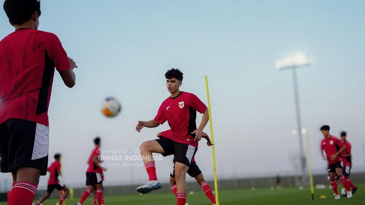 TIMNAS INDONESIA - Pemain timnas U17 Indonesia, Mathew Baker, saat berlatih jelang tampil di Piala Asia U17 2025. Mathew Baker merupakan pemain keturunan Indonesia dan Australia.