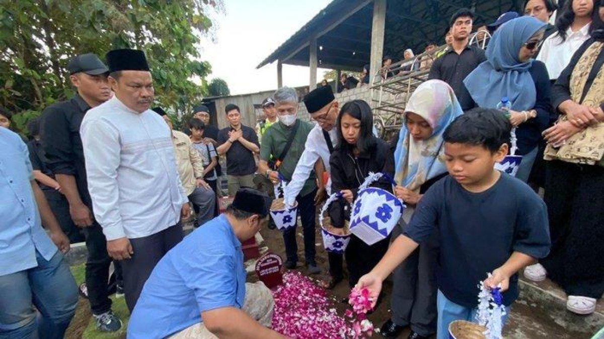 PEMAKAMAN ARYA DARU - Keluarga Diplomat Ahli Muda Kementerian Luar Negeri, Arya Daru Pangayunan, mengikuti prosesi pemakaman almarhum Daru di Pemakaman Sunthen, Jomblangan, Kapanewon Banguntapan, Kabupaten Bantul, Rabu (9/7/2025) sekitar pukul 17.00 WIB.