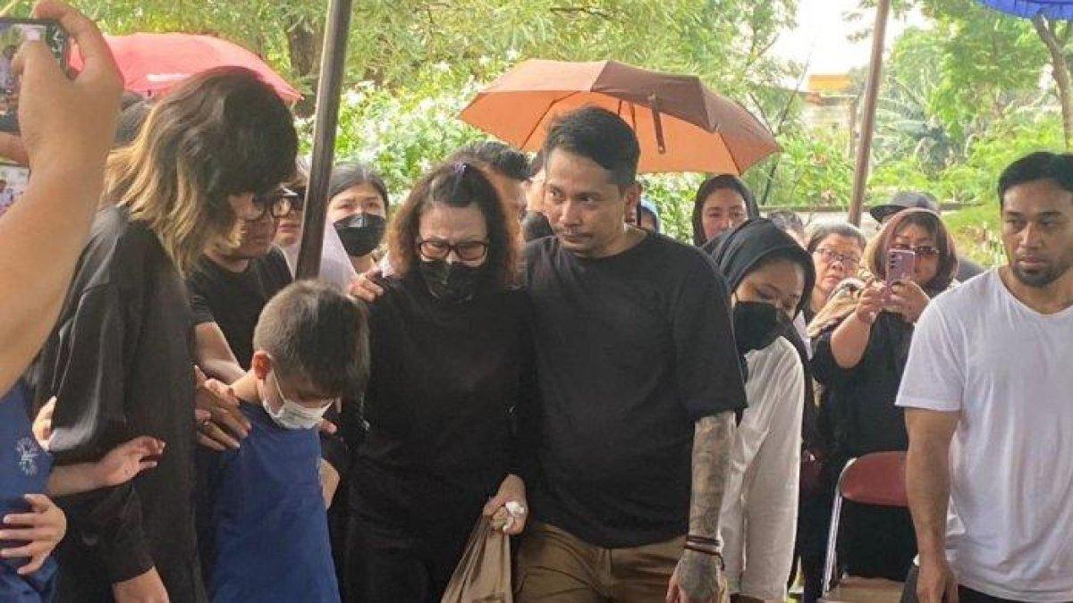 Pemakaman jenazah Stevie Agnecya di TPU Tanah Kusir, Jakarta Selatan, Jumat (22/3/2024).