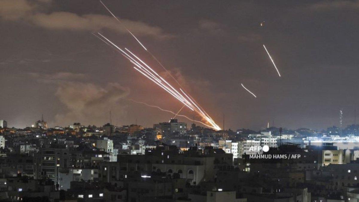 Pemandangan ketika roket diluncurkan ke arah Israel dari Gaza City, yang dikontrol faksi Hamas